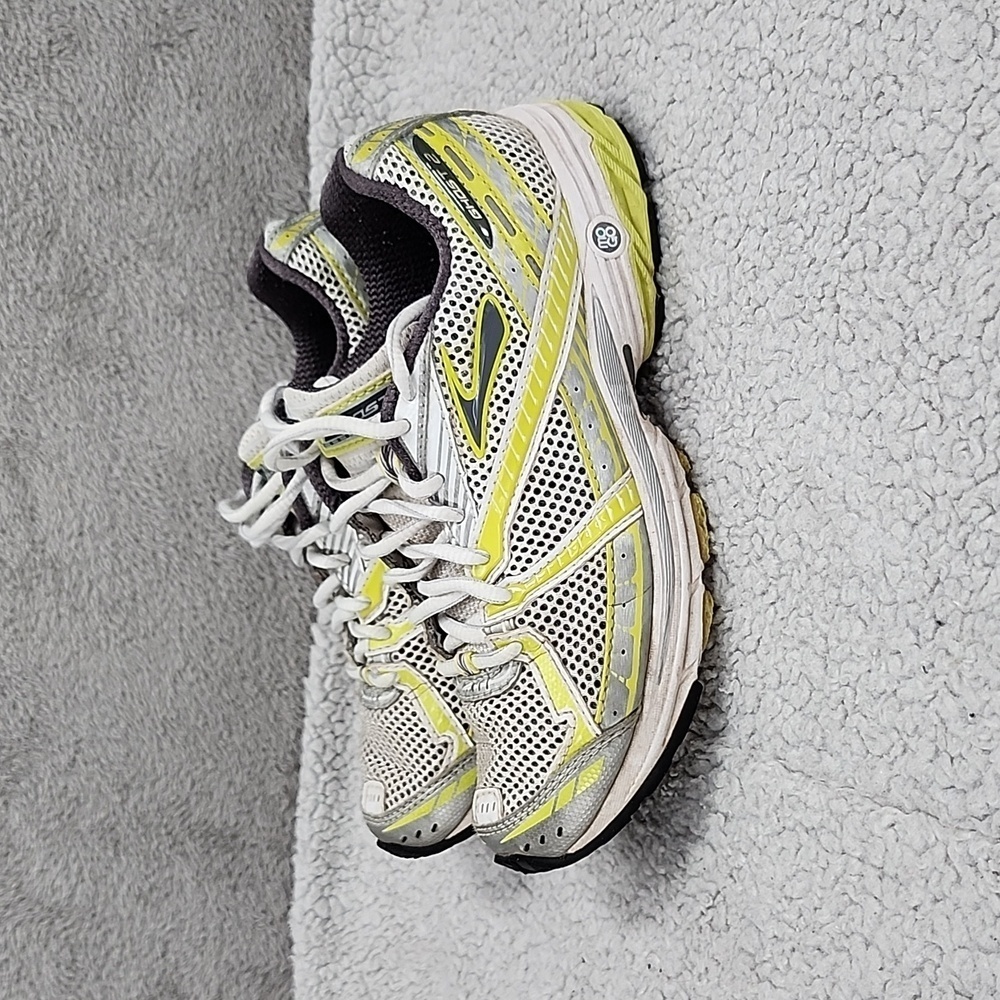 Brooks Womens Ghost 2 Running Shoes size 6 Yellow White. Condition is Pre-owned.